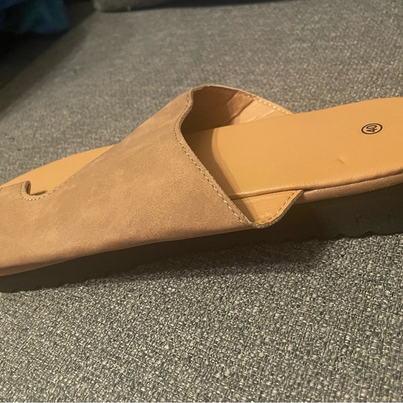 Size 8.5 US or 40 Europe Lightweight Sandal - Picture 2 of 2